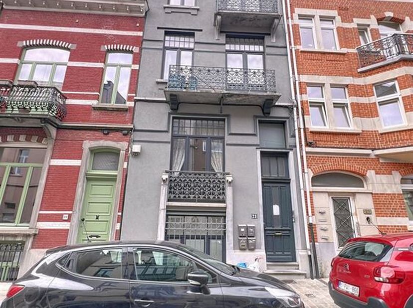 Century 21 Immo Dewaele, gelegen tussen de wijken Daily en Josaphat, presenteert u met veel plezier dit opbrengstpand dat momenteel bestaat uit meerde