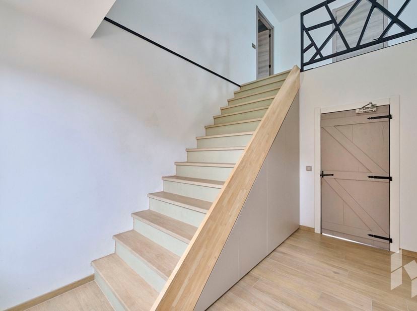 Gerenoveerde ruime woning (216m2) met 3 slaapkamers waarvan één met inloopdressing. <br />
Gelijkvloers beschikt de woning over een royale leefruimte