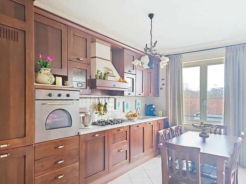Anderlecht – Proximité immédiate Gare du Midi. PARVISSIMMO vous présente ce charmant appartement 2 chambres de ± 73 m², situé au 4ᵉ et dernier étage d