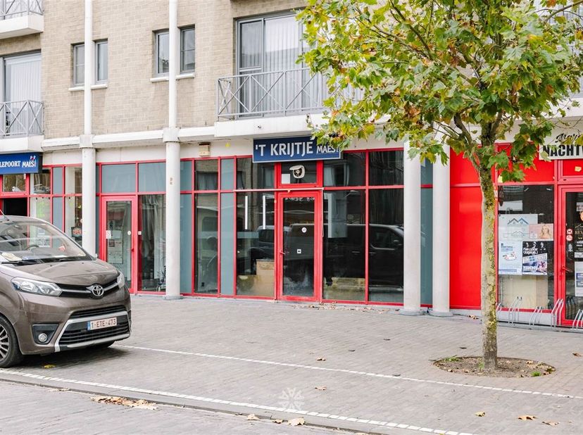 DEINZE - Veelzijdige handelsruimte op de Markt in Deinze<br />
<br />
Bent u op zoek naar een riante handelsruimte op een toplocatie in Deinze? <br