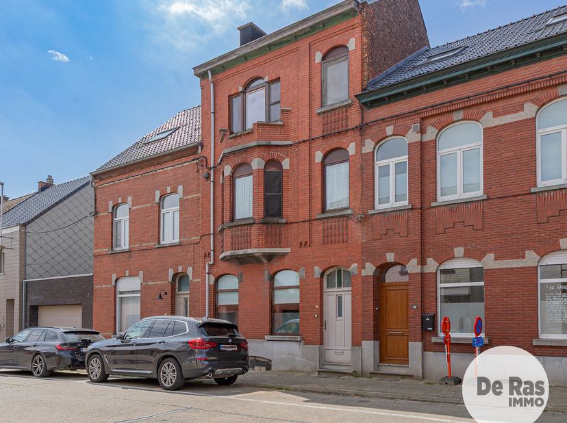 BEZOEKDAG DONDERDAG 13 AUGUSTUS VAN 17u TOT 19u (enkel op afspraak!)<br />
LEDE - Deze ruime, te renoveren gesloten bebouwing vindt u vlakbij het cent