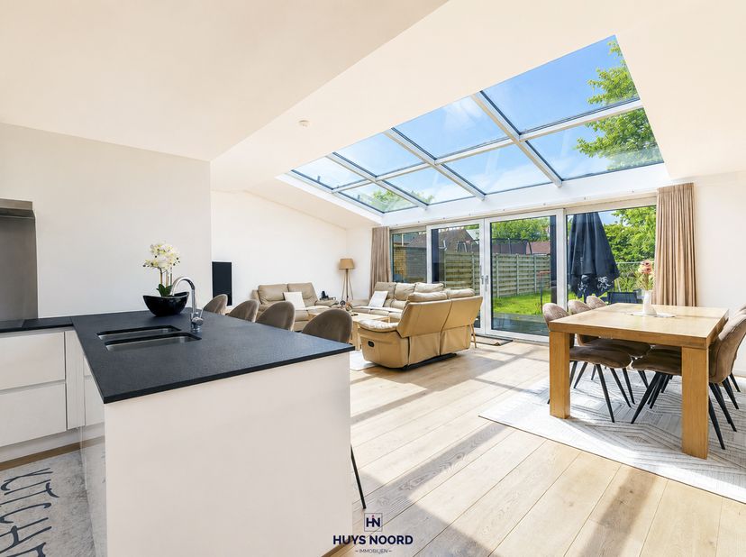 Verrassend rustige en energiezuinige woning met zonnige tuin en garage<br />
<br />
Deze instapklare woning, gelegen langs de Spoorwegstraat, combinee