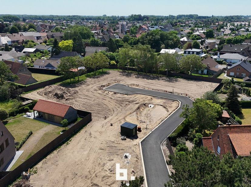 Prachtig nieuwbouwproject in Jabbeke. Dit stijlvolle woonproject bestaat uit 4 moderne halfopen bebouwingen en 4 open bebouwingen waar comfort, ruimte