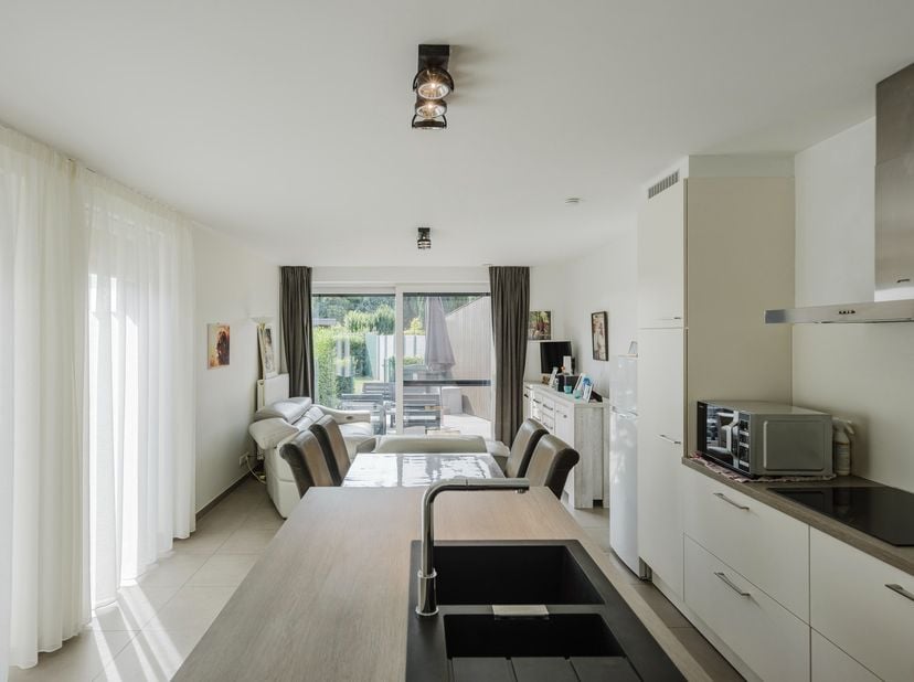 Op zoek naar een instapklaar appartement met een tuin? Dan is dit gelijkvloers appartement aan de Gentsesteenweg 42 in Harelbeke zeker een bezoek waar