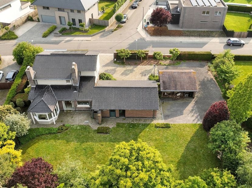 Cette villa individuelle bénéficie d’une situation calme sur un vaste terrain, à proximité de Wevelgem.<br />
Vous accédez à la maison par un hall d’e