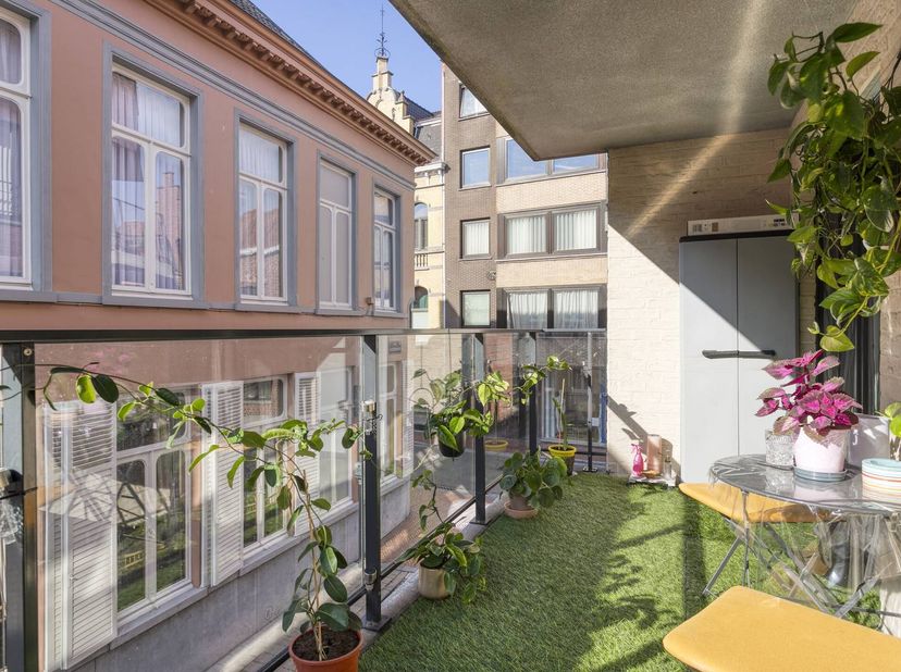 Spacieux appartement prêt à emménager avec 2 chambres, terrasse ensoleillée et place de parking dans le centre d'Izegem <br />
<br />
La disposition d