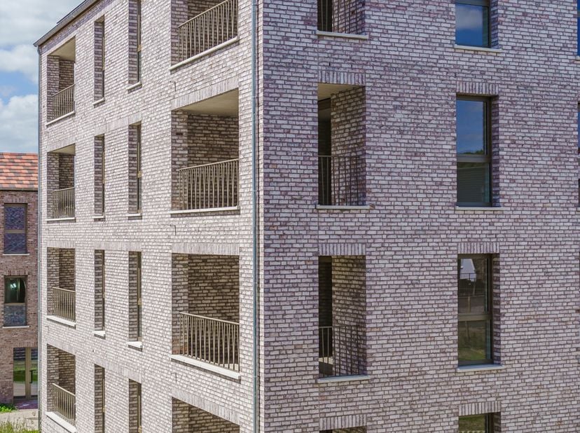 BINNENKORT OPLEVERING<br />
Ligging en omgeving:<br />
In hartje Gavere langs de Onderstraat, op wandelafstand van de Gaverse Markt en omgeven door gl