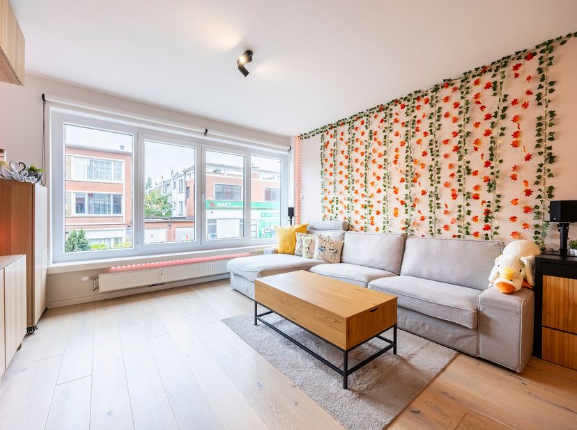 Op zoek naar een instapklaar appartement waar comfort, ruimte en een uitstekende ligging samenkomen? Dit prachtig totaal gerenoveerde 3-slaapkamerappa
