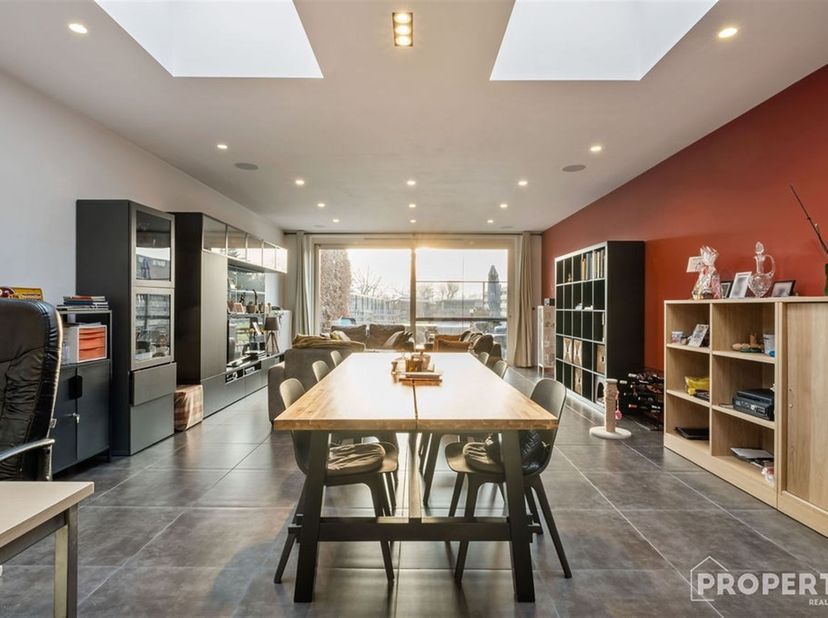 Deze leuke en zeer ruime woning in Bavikhove is recent gerenoveerd en heeft alle troeven die een gezin verlangt. Een mooie inkomhal met een ruime berg