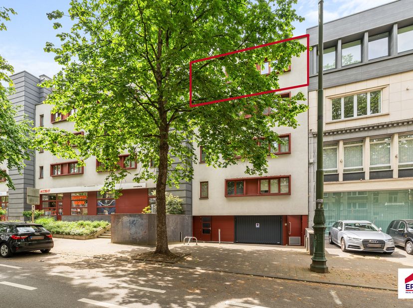 Te koop: modern appartement in het centrum van Jette, gelegen aan Boulevard de Smet de Naeyer, op wandelafstand van winkels, openbaar vervoer,... Dit