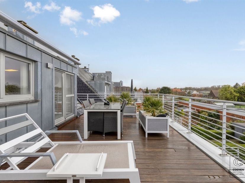 Cet appartement prêt à l'emploi avec ascenseur et garage dispose d'un agencement agréable et d'un confort de vie contemporain, et est idéalement situé