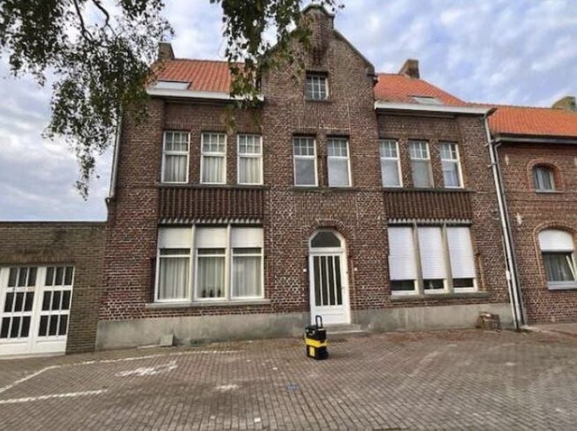 TWEE KARAKTERVOLLE RIJWONINGEN MET TUIN EN TWEE GARAGES -  <br />
 <br />
Het gebouw bestaat uit 2 woningen:  <br />
 <br />
Huis rechts:  <br />
Geli