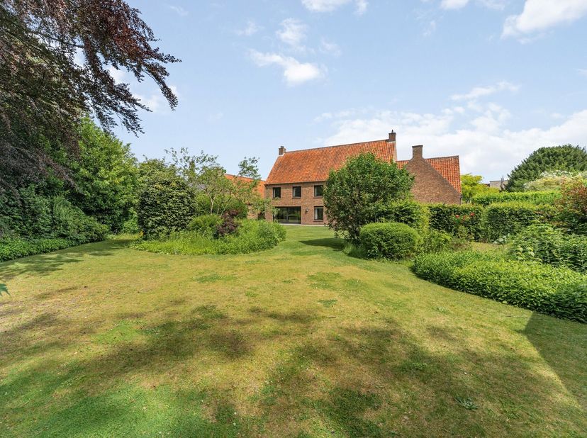 Deze stijlvolle villa gelegen in Kermt, Hasselt biedt uitzonderlijk veel ruimte en comfort. Met een bewoonbare oppervlakte van 529 m², verdeeld over 6