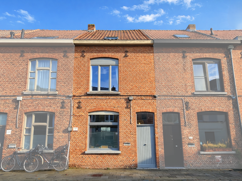 Ontdek deze charmante woning op een bijzonder gunstige en centrale ligging in Assebroek. Deze woning combineert de nabijheid van alle dagelijkse voorz
