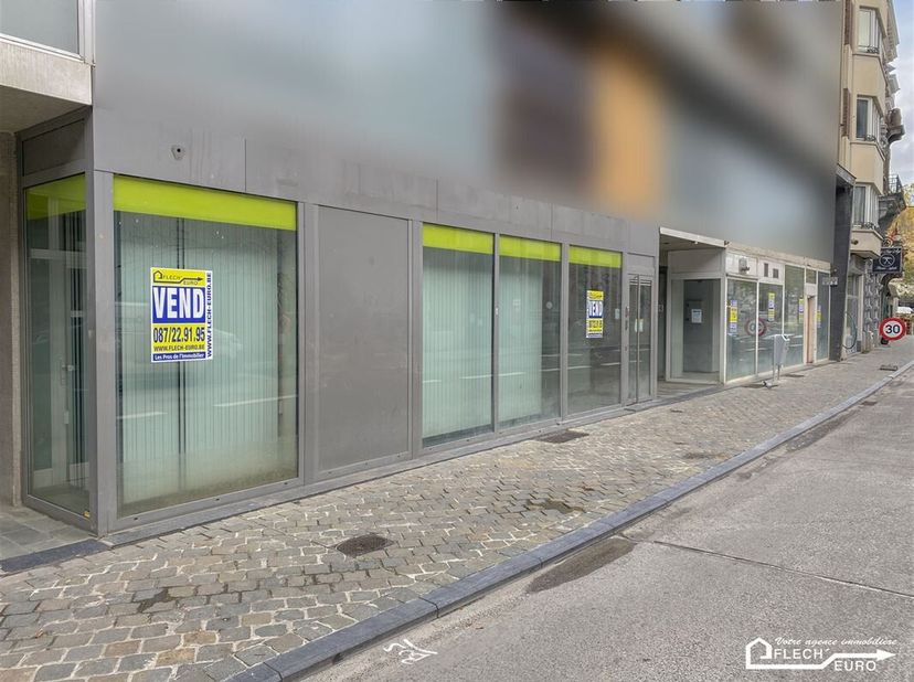 Belle surface commerciale à l'entrée du centre ville, espace de 165.54m². Au sous-sol vous retrouverez une réserve ainsi que 2 places de parking.