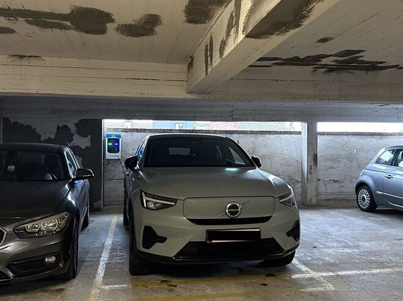 Autostaanplaats te huur op toplocatie in centrum Antwerpen!<br />
Deze autostaanplaats met laadpaal is ideaal gelegen in het centrum van Antwerpen. De