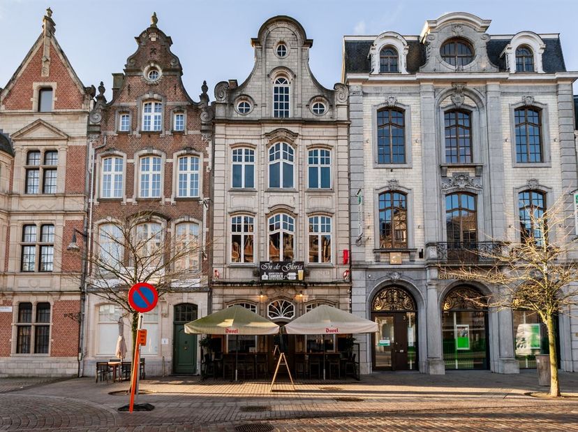 Gelegen op de Grote Markt, bevindt dit karaktervolle pand zich in het absolute hart van Lier, omringd door historische charme en horeca. Deze topliggi