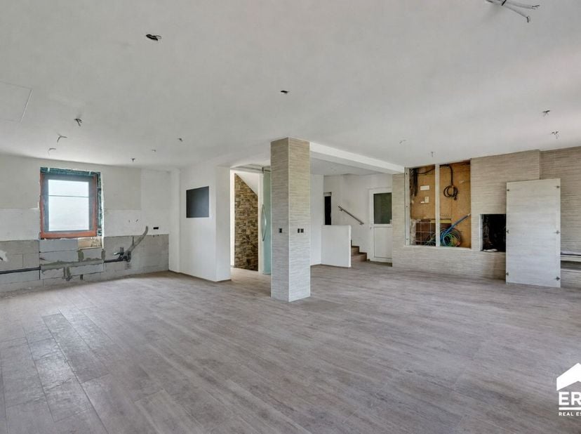 Dit nieuwbouw appartement van 134m² (netto) biedt een ruime woonoppervlakte en combineert comfort met duurzaamheid. Dankzij de verkoop onder registrat