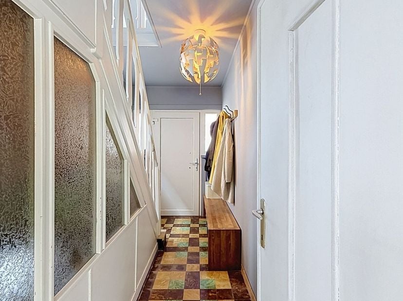 Net buiten het centrum van Zedelgem vind je deze ruime woning met mooie landelijke verzichten. Ondanks de rustige ligging geniet je hier van een vlott