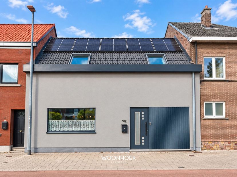 Ontdek deze praktisch ingedeelde woning met 2 volwaardige slaapkamers, drie afzonderlijke buitenruimtes en 10 zonnepanelen, gelegen in Aalst. Dankzij