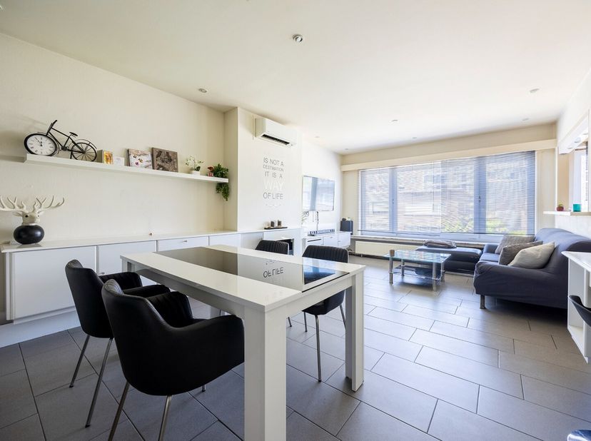Bent u op zoek naar een instapklaar appartement met 2 slaapkamers en overdekt terras? En dit in een kleinschalig gebouw op de 2de verdieping zonder li