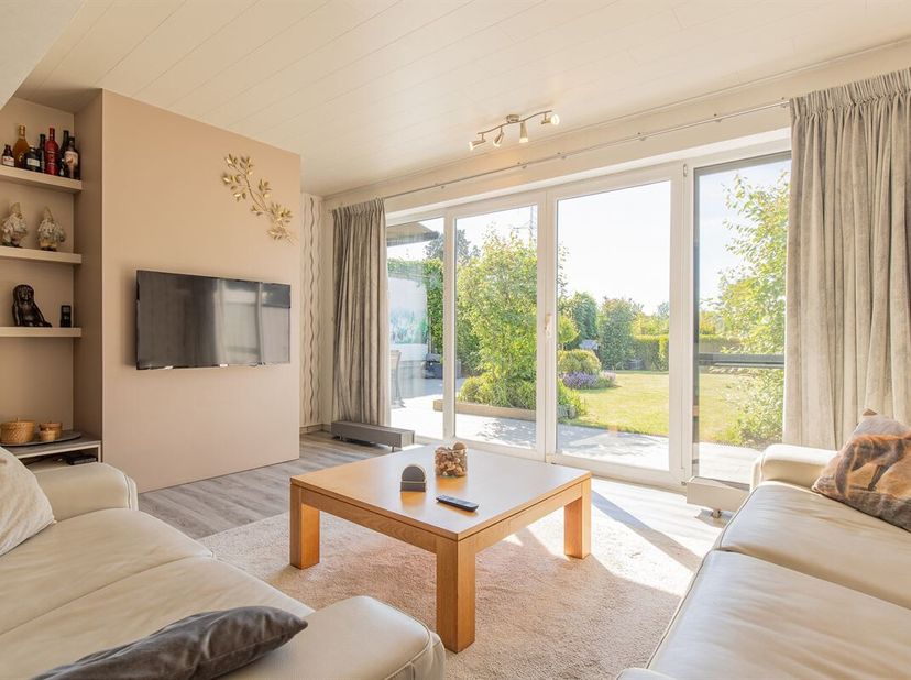 Bent u op zoek naar een ruime, instapklare en energiezuinige woning op een uitstekende locatie? Dan is deze verrassend ruime gezinswoning met een bewo