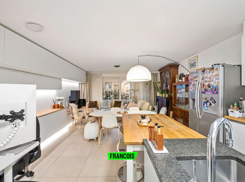 Cet appartement spacieux et moderne de deux chambres se situe en plein centre dOstende. Dans les environs, vous trouverez tout ce que la ville a à off