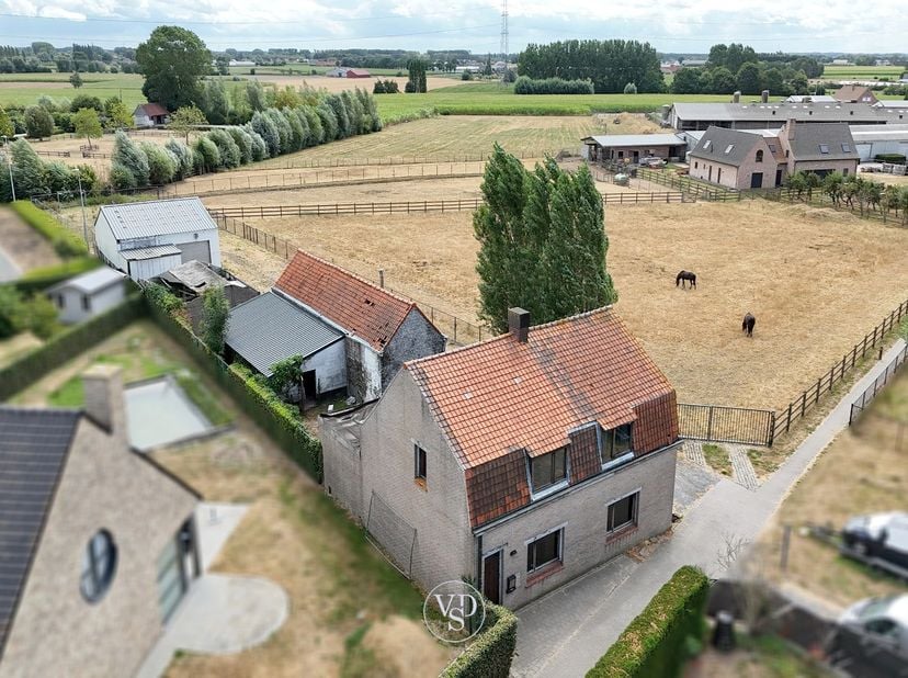 Deze eigendom, gelegen op een perceel van circa 1.800 m², biedt – onder voorbehoud van het bekomen van een omgevingsvergunning – mogelijkheden voor de