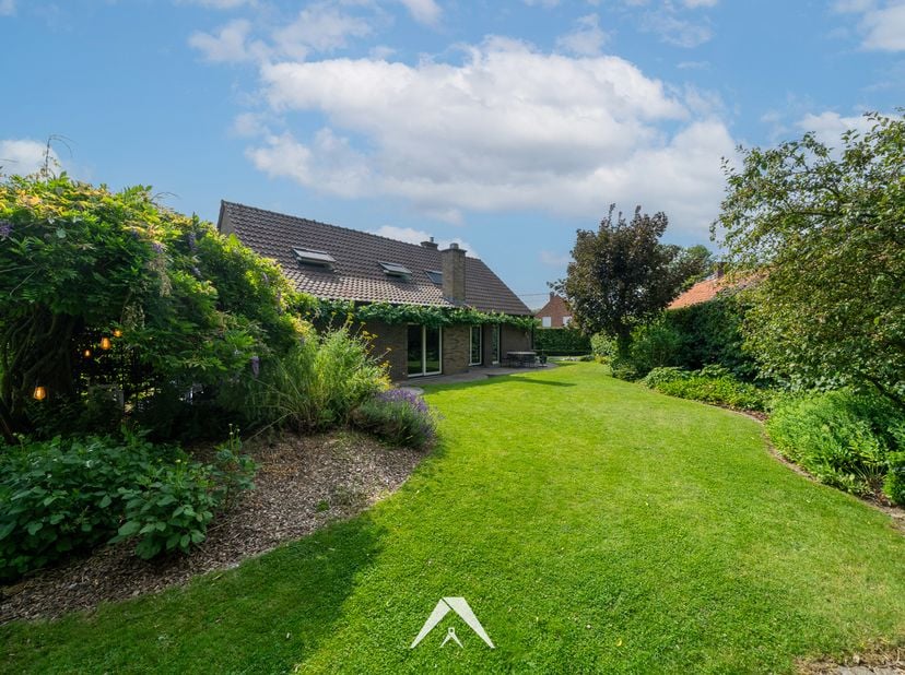 Schitterende open villa met ruime tuin op residentiële toplocatie in Bellegem<br />
Op zoek naar kwalitatief wonen in een groene, rustige omgeving met