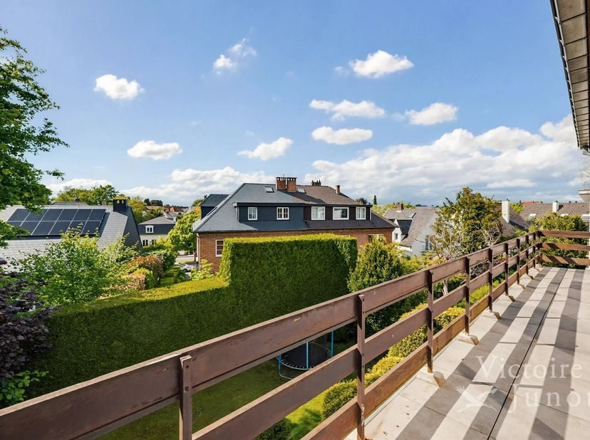 Victoire Junot biedt u aan in Kraainem, Quartier HUART/STOCKEL, een lichte villa gelegen op een terrein van +/- 4,56 are. Ze bestaat uit een inkomhal,