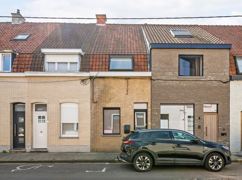 Instapklare gezellige starterswoning met leuke stadstuin gelegen in de Veldstraat te Harelbeke nabij alle dagdagelijkse winkels en openbaar vervoer. D