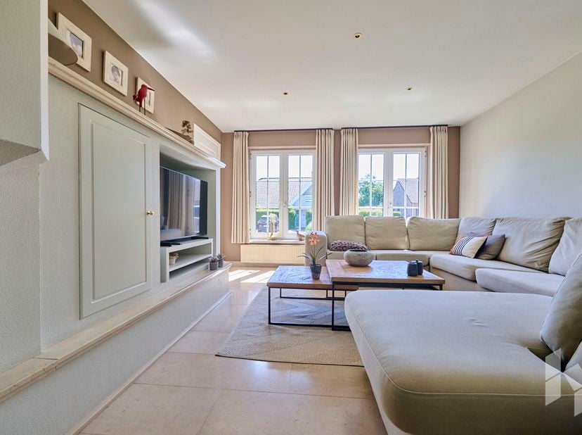 Ruime, instapklare woning (270 m²) met een lichtrijke leefruimte, 4 slaapkamers, 2 badkamers en een inpandige garage.<br />
Vanuit de veranda heb je e