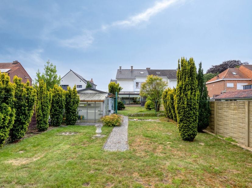 Bent u op zoek naar een woning met karakter, veel lichtinval, een mooie tuin én een rustige, maar centrale ligging? Dan is deze charmante woning in Er