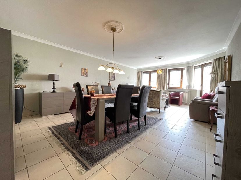 Dit appartement ligt pal in het hart van Genk en toch is de locatie zeer goed bereikbaar met de wagen, alsook met het openbaar vervoer.<br />
<br />
H