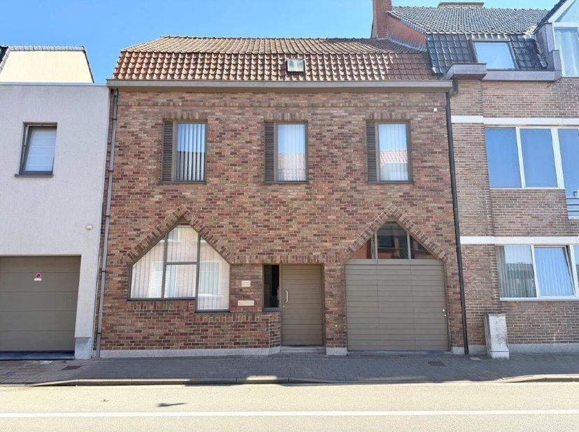 Deze ruime woning bevindt zich aan de rand van het centrum van Wervik, op wandelafstand van het station, winkels en scholen. De woning beschikt over e