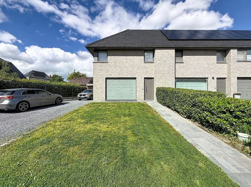 BEZOEKMOMENT VOLZET! - Geen bezoeken meer mogelijk.<br />
<br />
Deze recente woning heeft een mooie locatie op wandelafstand van het centrum met alle