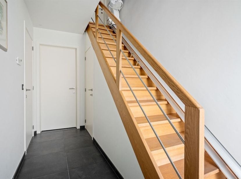 Appartement de 2 chambres prêt à emménager, situé au rez-de-chaussée, sur un terrain de 317 m² <br />
Situation<br />
Cette maison bénéficie d'un empl