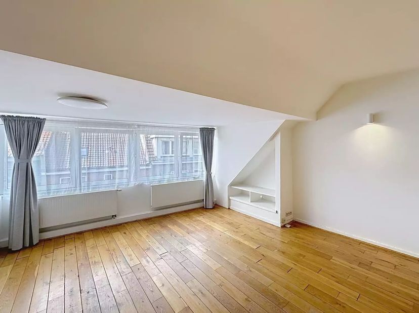Dit gezellige penthouse-appartement is gelegen op de bovenste verdieping (derde etage) en biedt een unieke combinatie van rust en een uitstekende bere