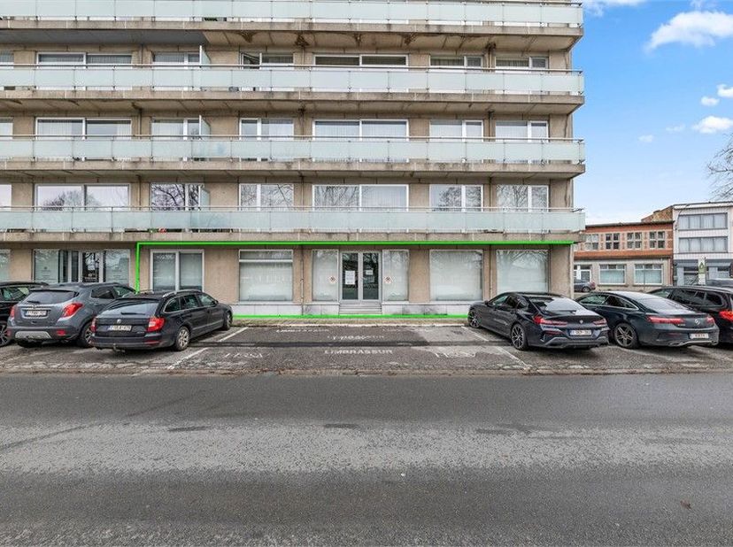 Ben je opzoek naar een kantoorruimte op wandelafstand van het bruisende stadscentrum van Sint-Truiden? Dan is deze handelsruimte op de Tiensesteenweg