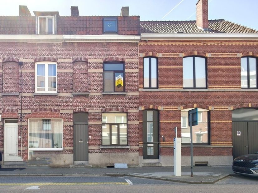Rijwoning met 2 slaapkamers en tuin. Inkom, salon, keuken/eetkamer met nieuwe keuken (kooplaat, dampkap, vaatwas), terras en tuin, badkamer douche, 2