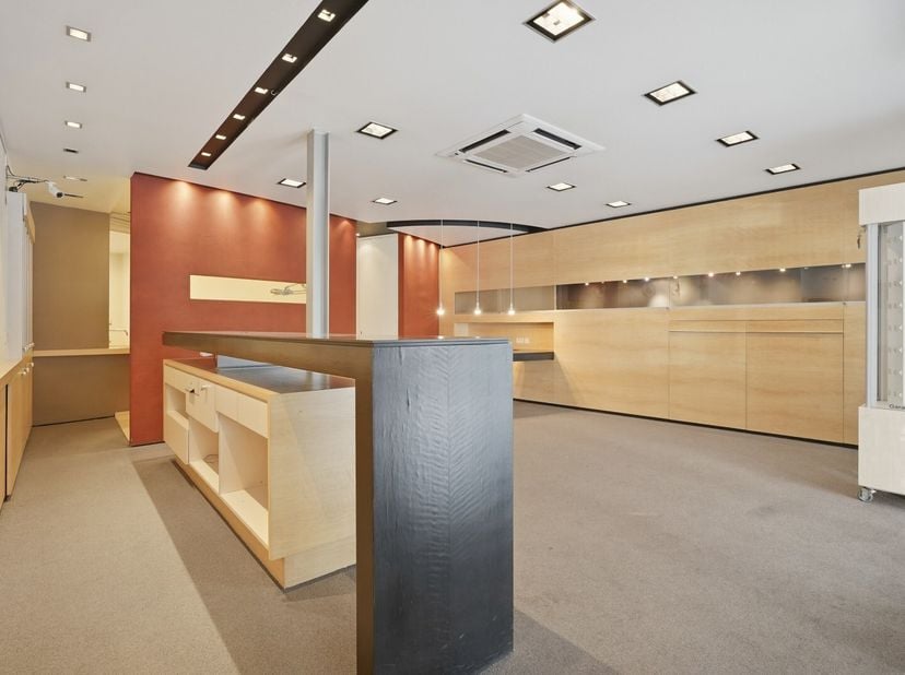 Multifunctionele woning met handelsruimte in hartje Veurne. Op een uitstekende centrale ligging in Veurne bevindt zich dit veelzijdige eigendom, besta