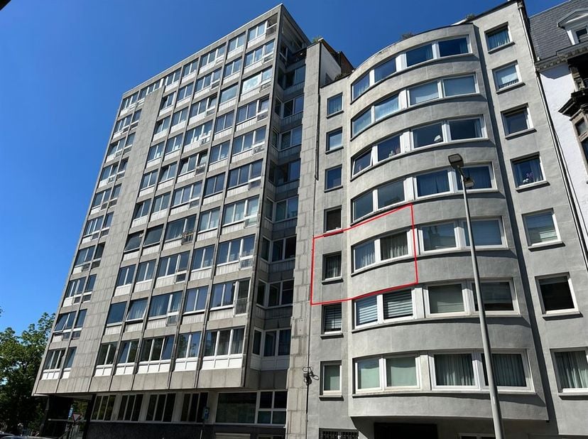 Idéalement situé dans un quartier de standing entre le Palais des Congrès et la gare des Guillemins, en bordure du Parc d'Avroy et de la ligne de tram