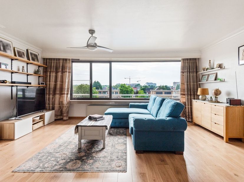 Cet appartement bien entretenu et en excellent état bénéficie d'un emplacement calme dans l'un des quartiers les plus prisés de Merksem. Écoles, comme