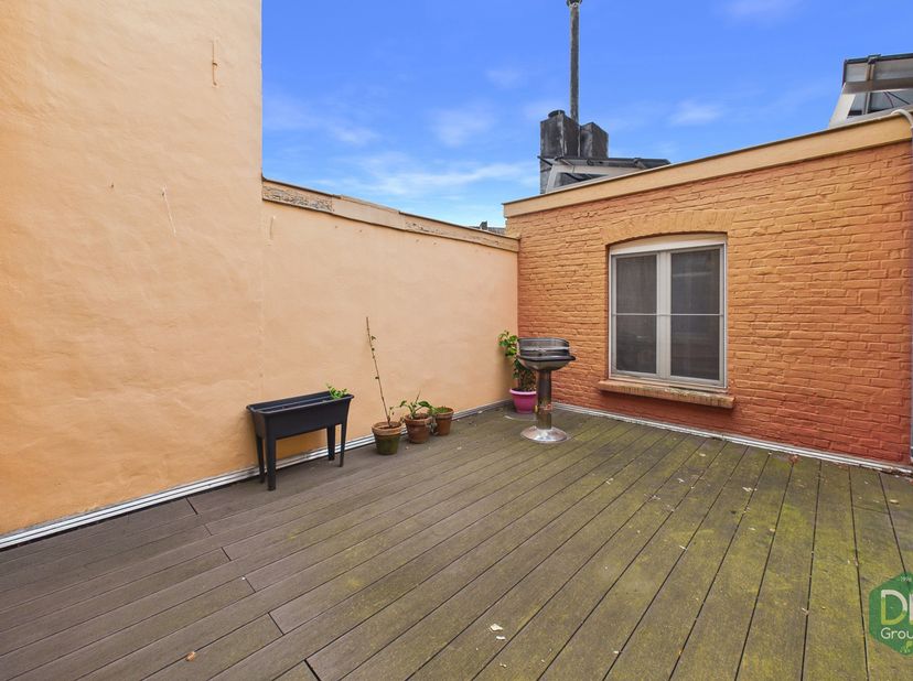 Au rez-de-chaussée : espace commercial de +/- 55 m² pouvant être aménagé en cabinet médical ou pour une autre profession libérale.<br />
Entrée privée