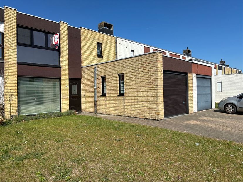 Ontdek deze lichtrijke woning, rustig gelegen op een toplocatie nabij het centrum van Oostkamp, met een vlotte bereikbaarheid naar de belangrijkste in