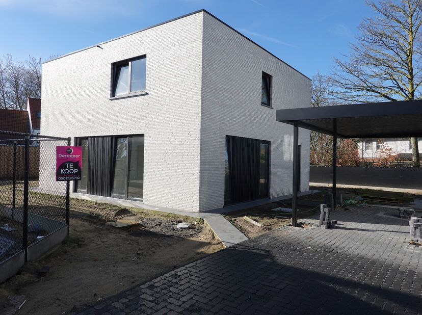 Gelegen op een uitstekende ligging in de dorpskern van Jabbeke, nabij alle voorzieningen en de E40, treffen we deze kwaliteitsvolle nieuwbouwwoning aa
