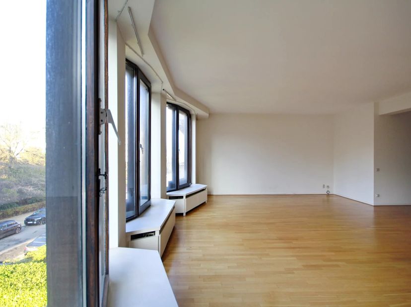 Westgerichte woonkamer, eetkamer, volledig uitgeruste keuken, apart toilet, slaapkamer van ± 12 m² met dressing en terras van ± 5 m², badkamer met toi
