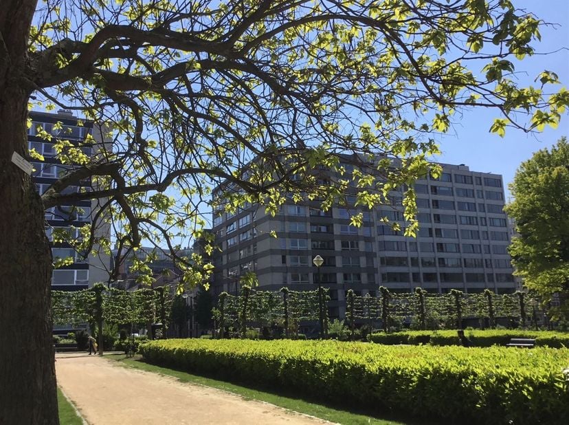 Parkeerplaats in een ondergrondse parking (-2) van een appartementsgebouw. Geschikt voor een kleine auto of motorfiets. Super goede ligging, kortbij E