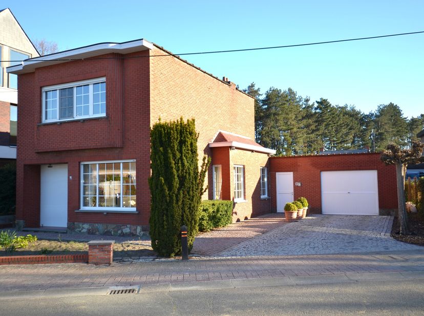 Deze charmante woning met drie slaapkamers is gelegen in een zeer rustige buurt op het einde van een doodlopende straat.<br />
Het totale perceel heef