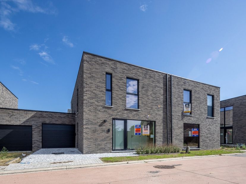 HUURKOOP MOGELIJK.<br />
Op zoek naar een moderne nieuwbouw gezinswoning om te huren in Berlare? Dan zou dit iets voor jou kunnen zijn. Deze ruime, ei